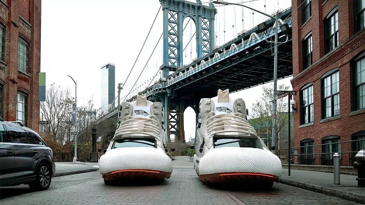 Vans recorre Nueva York a bordo de dos replicas gigantes sobre ruedas de sus zapatillas APAP