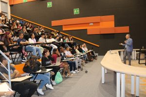 Carlos-Pezzani-compartiendo-los-temas-de-la-conferencia-3