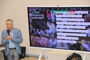 Carlos-Pezzani-compartiendo-los-temas-de-la-conferencia