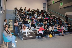 Estudiantes-participando-de-la-conferencia--Auditorio-5-A
