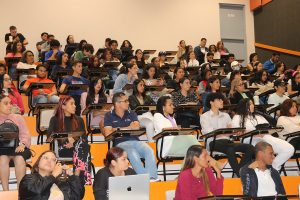 Estudiantes-y-profesores-participando-de-la-conferencia-Auditorio--6A