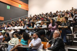 Estudiantes-y-profesores-participando-de-la-conferencia-Auditorio-6A